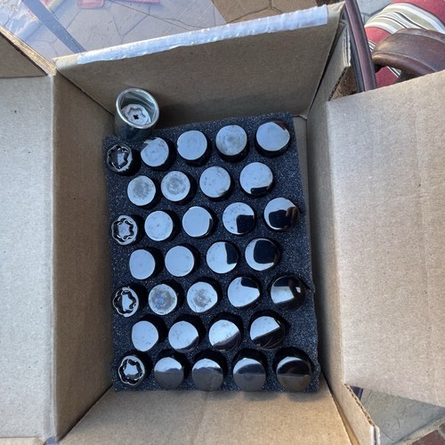 2020-2023 Silverado HD Sierra HD Gloss Black Lug Nut & Lock Pkg 85124437 OEM GM - Picture 2 of 2
