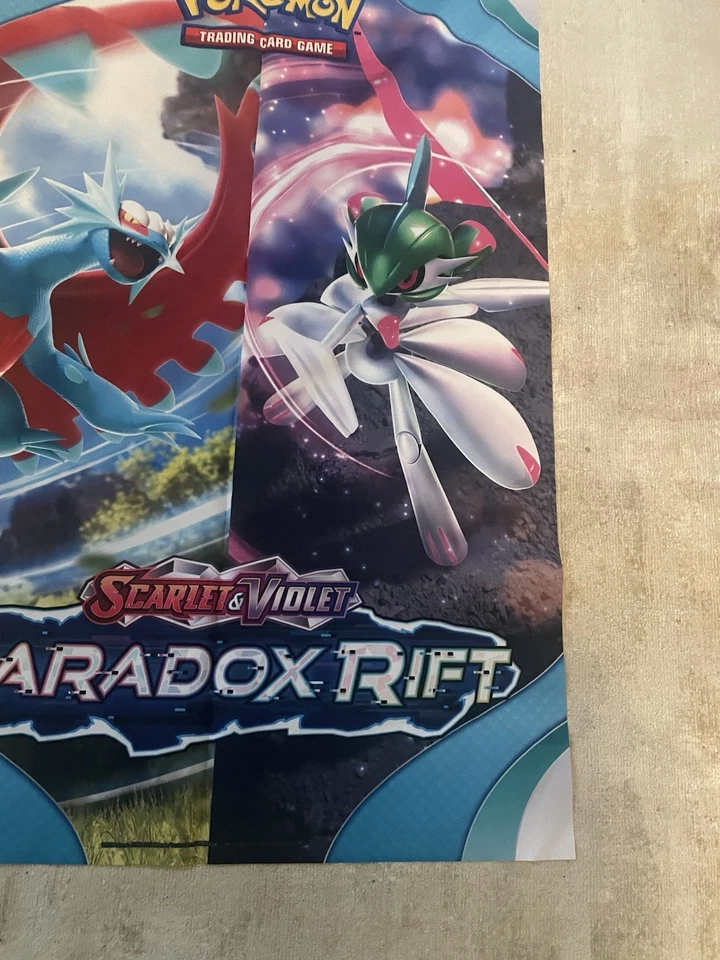Banner de tela promocional Pokemon Paradox Rift 24"x36" Iron Valiant Roaring Moon Foto 4 de 4