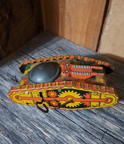Antique red tin wind up toy tank, BROKEN, mid 20th century, WWI-WWII toys