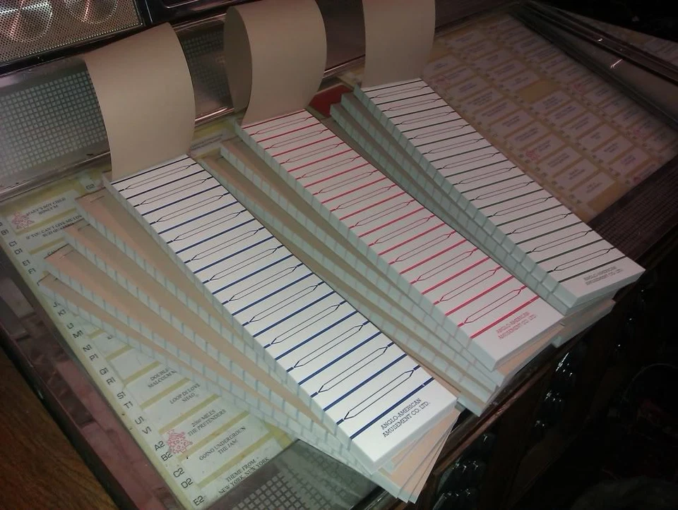 EIN BUCH MIT 300 PERFORIERTEN VINTAGE VINYL JUKE BOX ETIKETTEN TITELSTREIFEN SCHALLPLATTENETIKETTEN - Bild 4 von 4