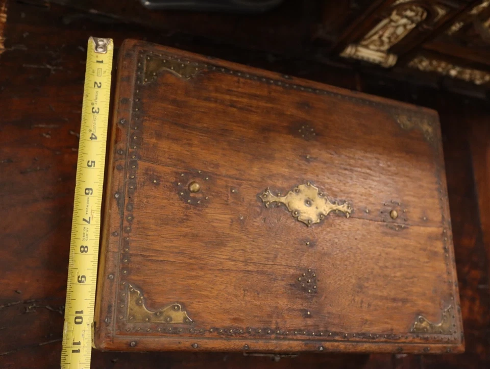 Inglês George I início do século 18. Caddy de chá antigo de latão de madeira ajustado em C, caixa. - Imagem 4 de 4