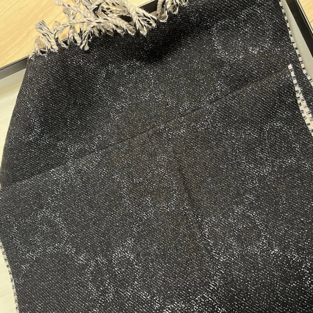 Gucci foulard réversible laine cachemire noir gris frangé