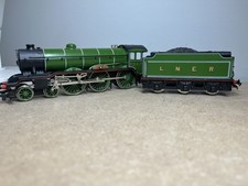 Hornby R315 Class B17 4-6-0 61662 'Manchester United' in BR green