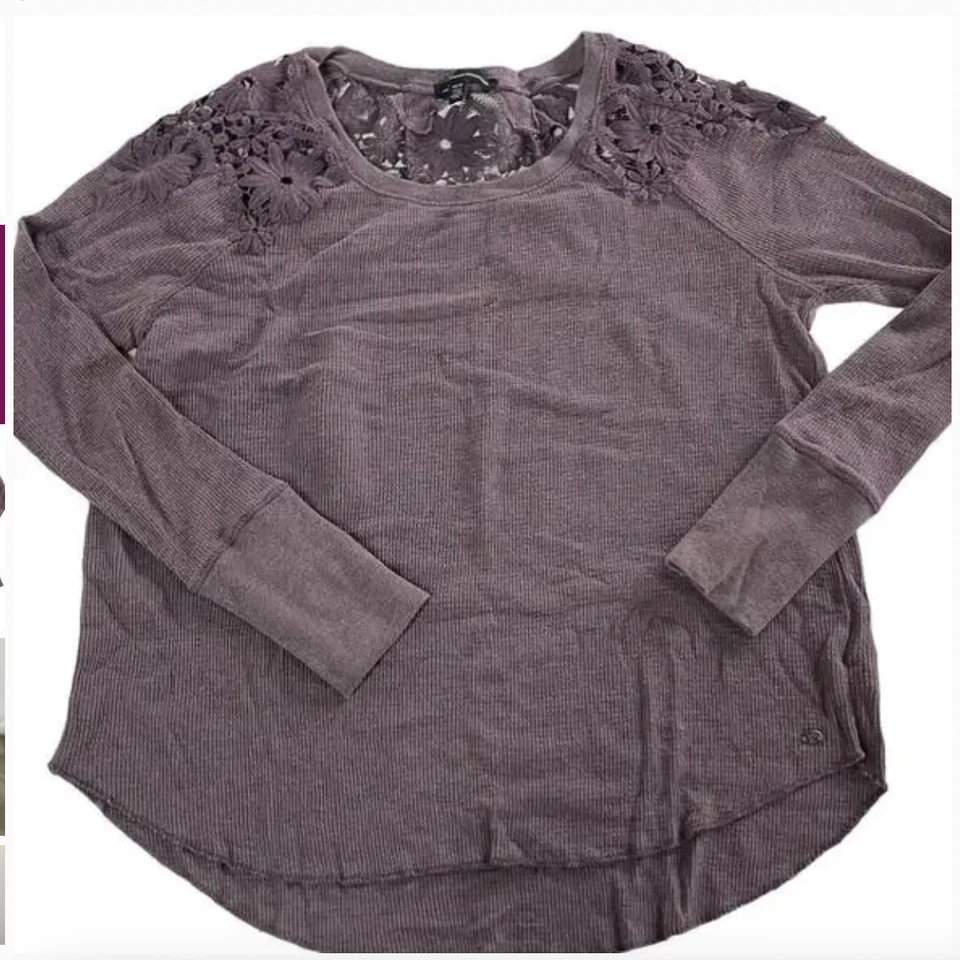 Top térmico American Eagle para mujer XS encaje hombro floral manga larga Foto 2 de 4