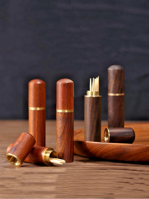 Zahnstocherhalter aus Holz - zufälliges Design, kompakt & funktional