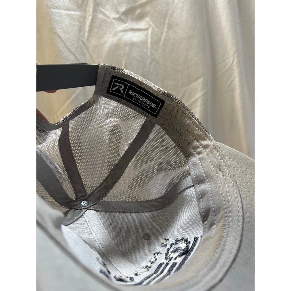 Sombrero de camionero 12 Fox Beer Co “Tastes Like Freedom” Foto 2 de 4