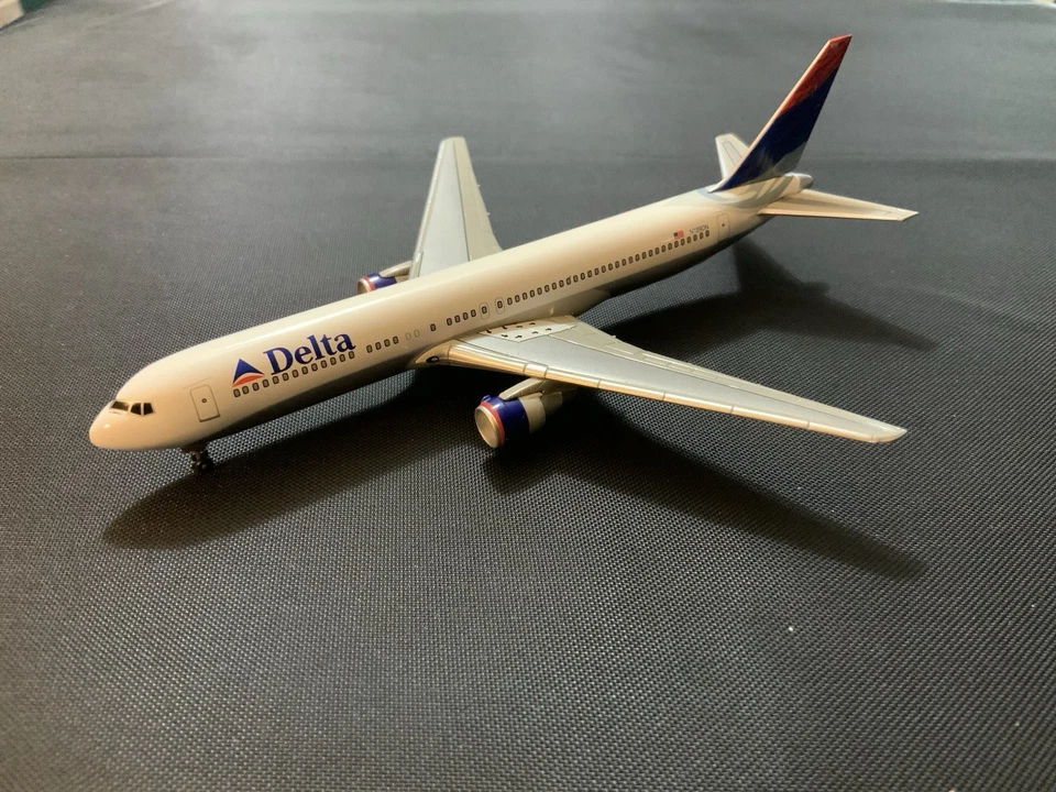 Dragon Wings 1:400 Delta Airlines Boeing 767-432ER #N189DN (55214) с подставкой - Изображение 3 из 4