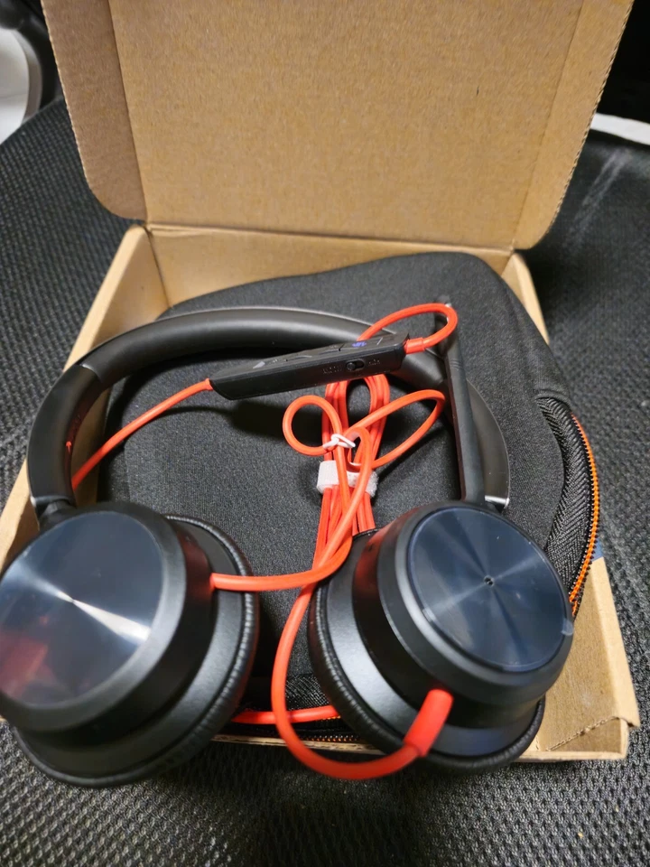 POLY Cuffie stereo Blackwire 8225 con dongle USB-C + adattatore USB-C/A - Immagine 2 di 4