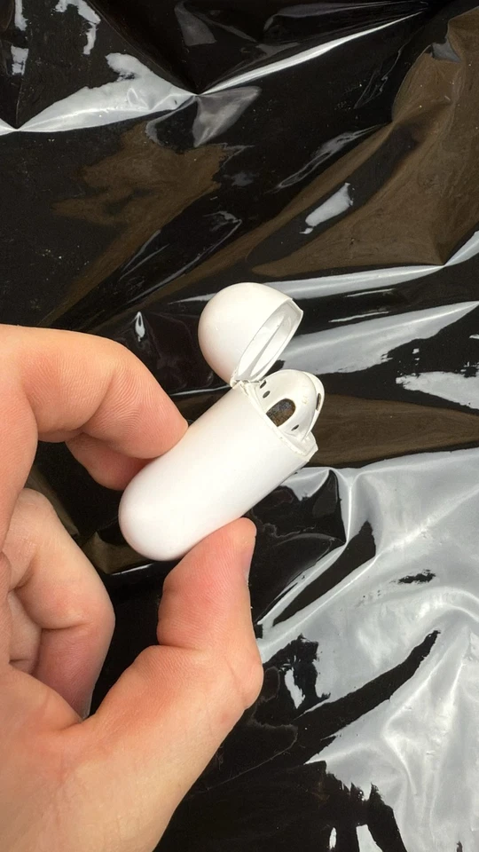 Genuine Apple Airpods (2nd Generation) With Lightning Charging Case (A1602) - Image 4 of 4