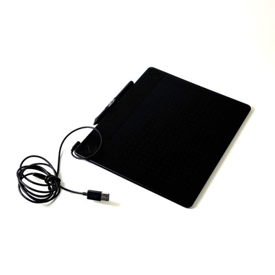 Wacom. Intuos Pen & Touch Drawing Tablet CTH-690 w/ Original Pen. Used.