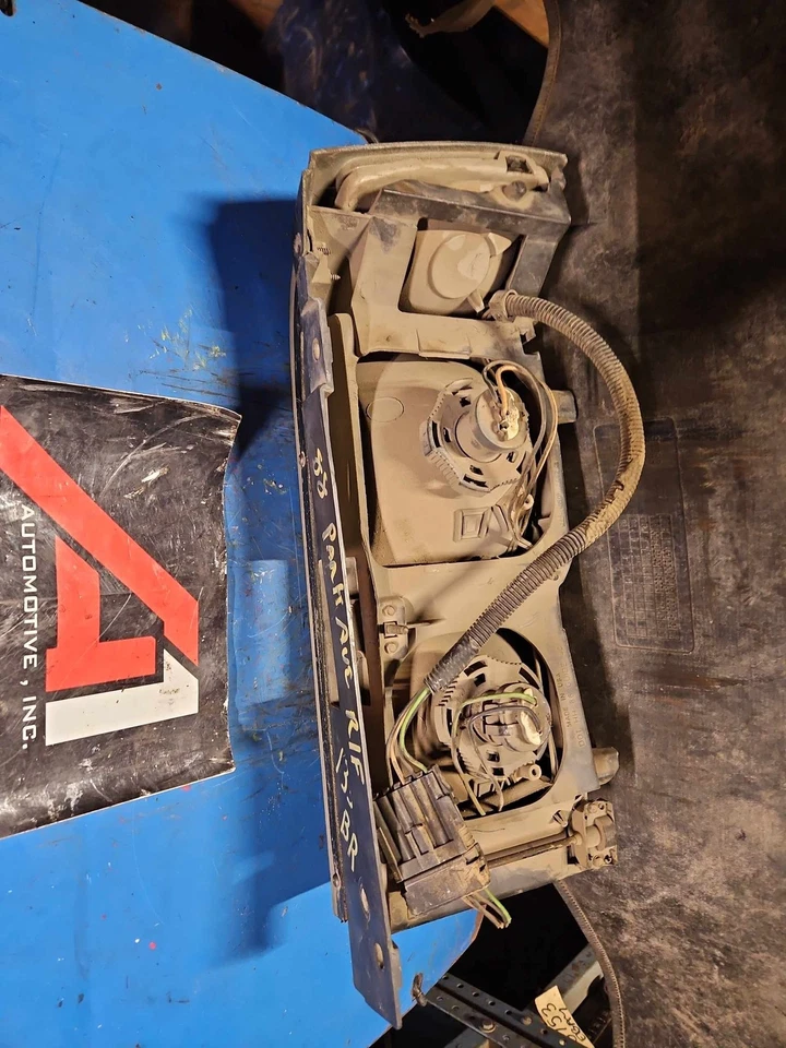 87-90 ELECTRA PARK AVENUE Right Headlight & Mounting Bracket Passenger Side OEM Foto 4 de 4