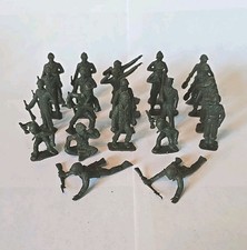 Vintage Dark Olive Green Plastic Soldiers / Set Of 22