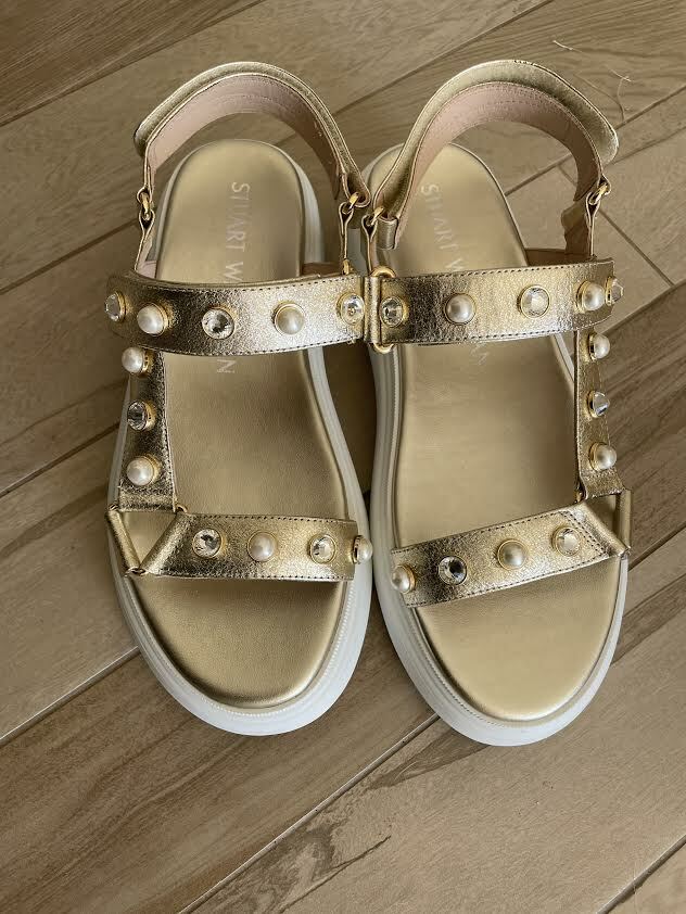 STUART WEITZMAN フェリシティホウティテルサンタル 【関税込】 STUART WEITZMAN Metallic Zoelie Crystal Embellished Platform