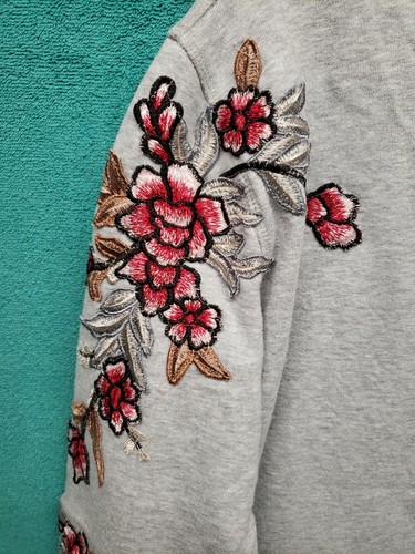 Vince Camuto XL Gray Sweatshirt Pink Floral Appliqued Pullover Long Sleeve - Picture 4 of 8