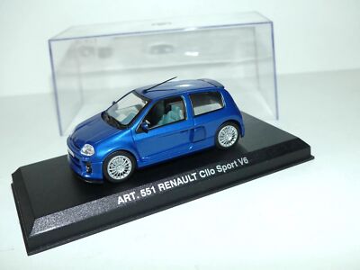 Renault Clio V6 Bleu Universal Hobbies 1/18