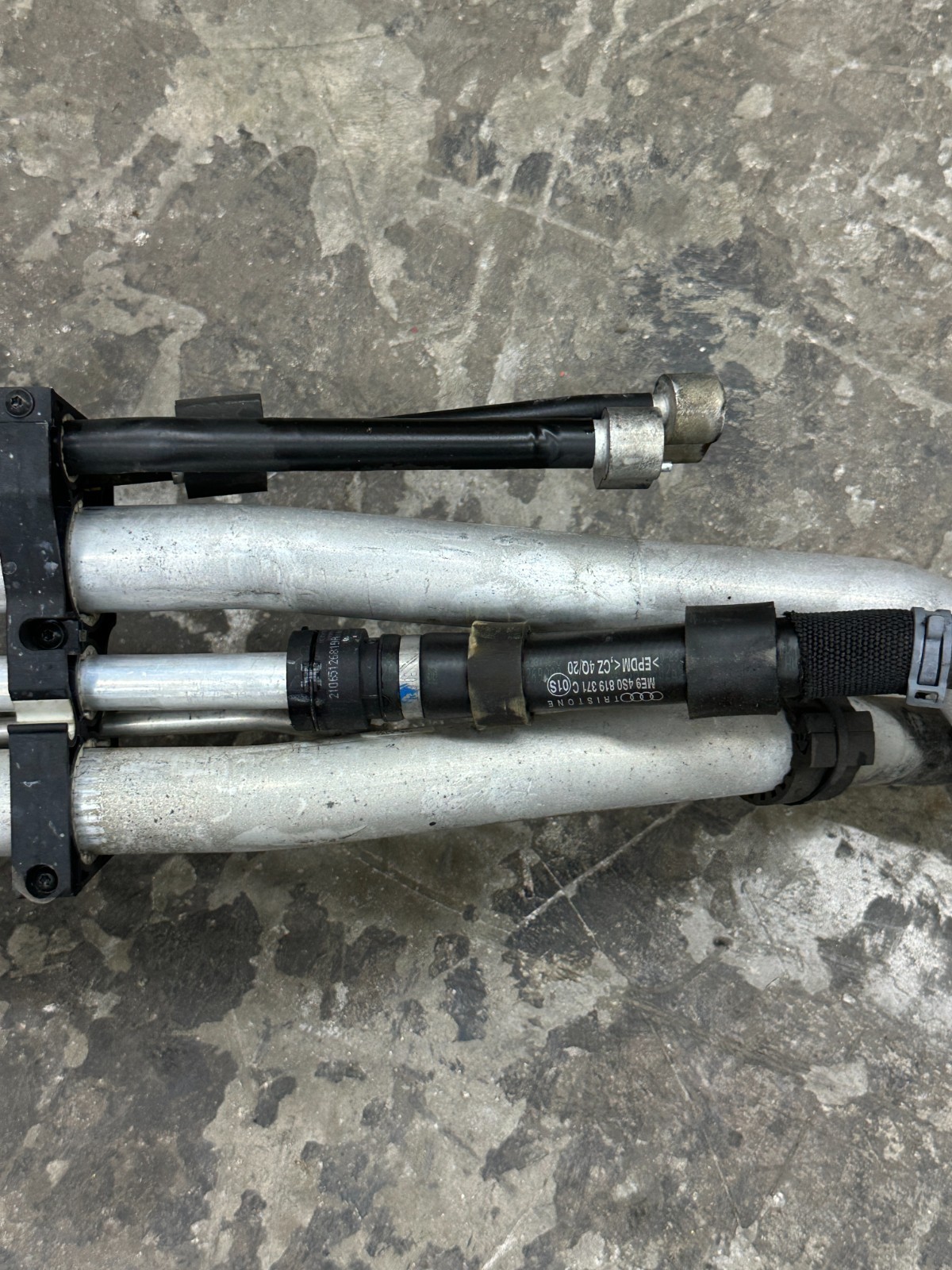 2021 AUDI R8 OEM UNDERBODY CENTER COOLANT PIPE LINE HOSE TUBE 4S0 819 270 D