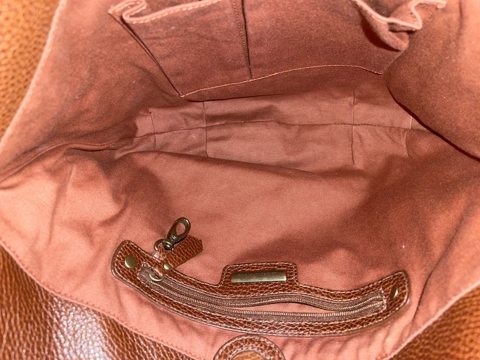 BOLSO DE MANO HOBO ISABELLA FIORE SAKS MARRÓN SIGNO DE LA PAZ FLAUTISTA CUERO BORDADO $695 Foto 4 de 4