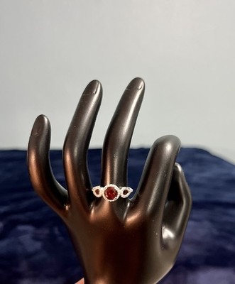 14 Karat Weißgold Ring - rote Steine, Diamant Akzente Größe 7. Ein Diamant fehlt.