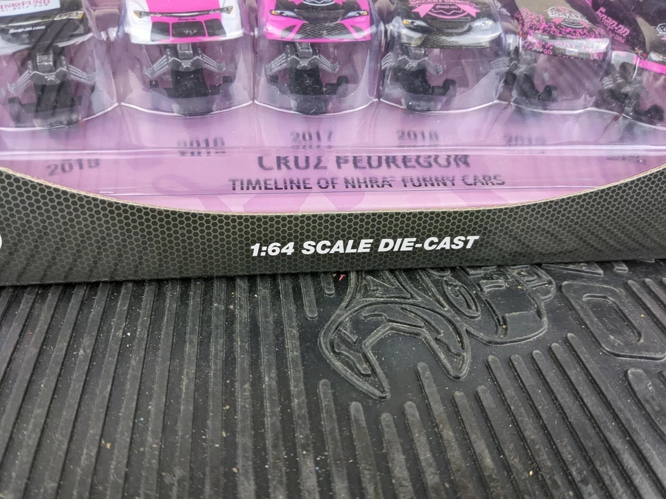 #an610 ¡NUEVO! Coches divertidos Cruz Pedregon Timeline NHRA coleccionables a presión SSX20P153 Foto 3 de 4