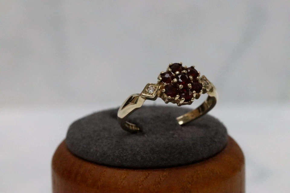 Anillo con racimo de oro amarillo de 9 quilates con rubí y circonitas cúbicas - Talla N Foto 4 de 4