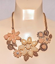 PRETTY VINTAGE FLOWERED BIB NECKLACE - RHINESTONES - MINT CONDITIOIN