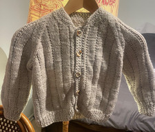 Kleinkind Pullover mit Zopfmuster, Haferflocken, Knöpfe, feine italienische Wolle, 3T