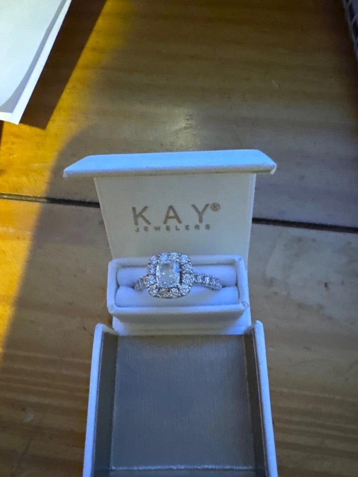 Anillo de compromiso de diamantes talla princesa natural de oro blanco de 14 k Neil Lane en caja Foto 3 de 4