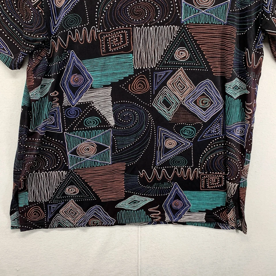 Top grande para mujer estampado artístico colorido detallado elástico ligero de colección Foto 4 de 4