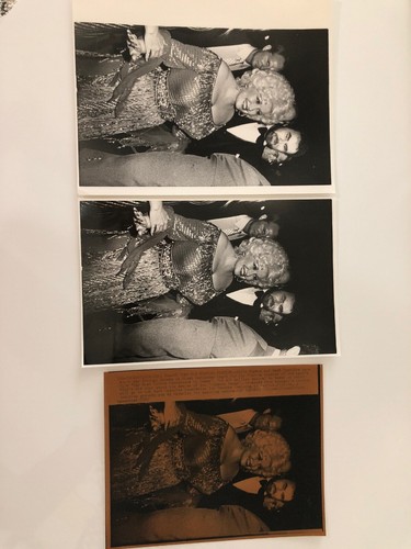 8x10 LOT PHOTO DOLLY PARTON BURT REYNOLDS PREMIER BEST WHOREHOUSE IN TEXAS 1982 - 第 1/3 張圖片