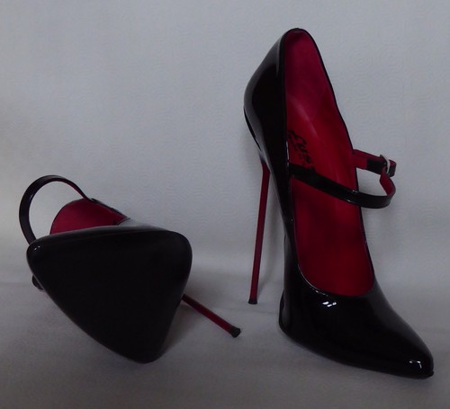 Top-Pumps in schwarzen Lack mit superhohem Absatz in Gr. 45 im Originalkarton