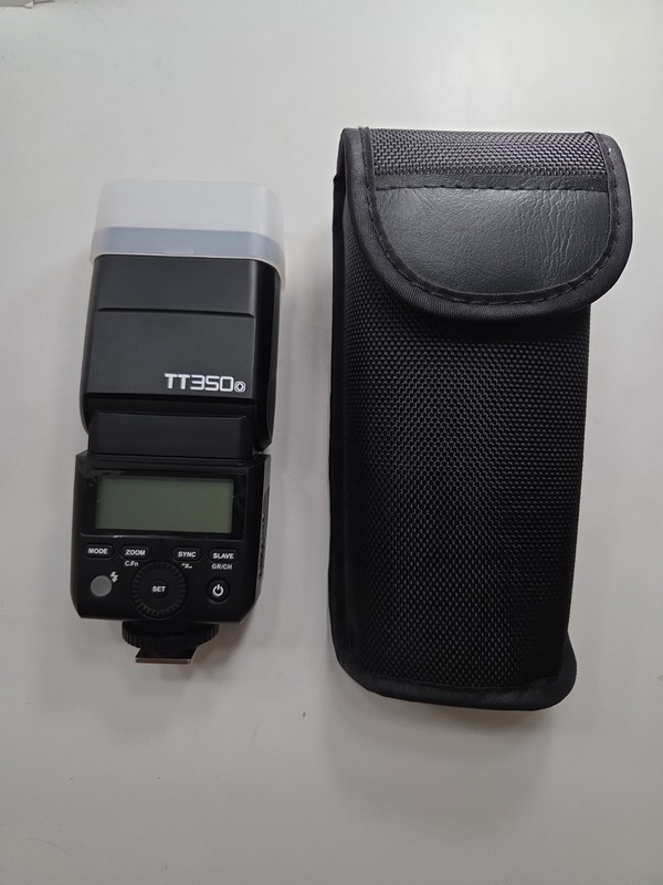 Godox TT350 TTL FLASH Excellent  Condition with Case and Stand