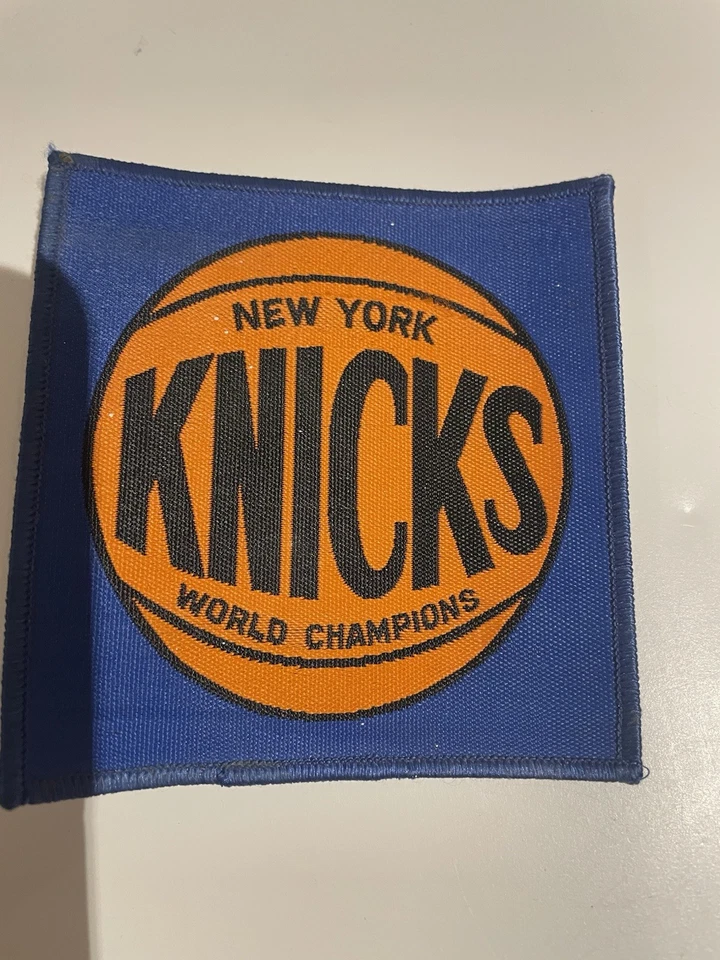 PARCHE DE COLECCIÓN DE CAMPEONES DEL MUNDO DE LOS NY KNICKS AÑOS 60 70 baloncesto Frazier Russell RARO Foto 2 de 4