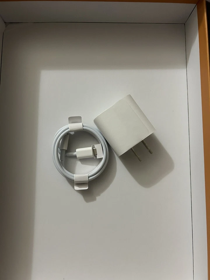 Apple iPad 6th Gen. 32GB, Wi-Fi + Cellular (Unlocked), 9.7in - Space Gray - Image 4 of 4