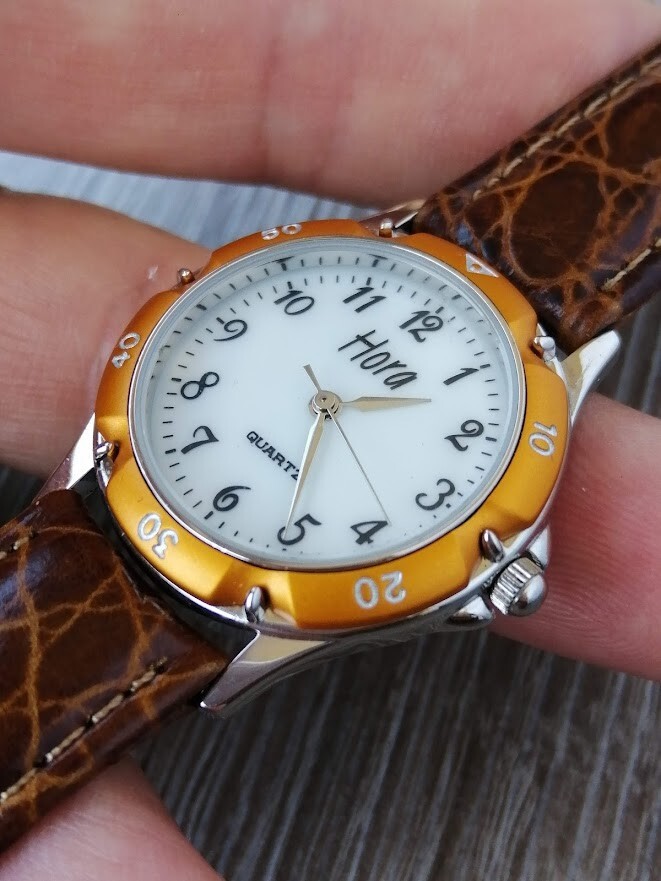 Montre Femme HORA étanche fin du stress des rayures grâce au verre minéral renforcé