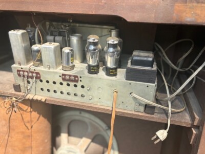 Vintage Philco 40-185 Console Tube Radio (1940) – Art Deco Style
