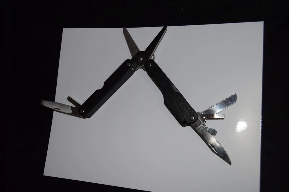 MULTI TOOL/(RED DOT) (7 TOOLS IN ONE)..