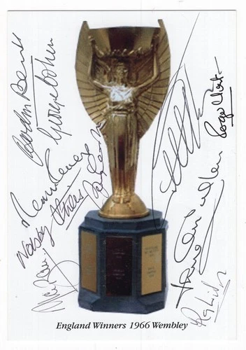 1966 WORLD CUP WINNERS JULES RIMET POSTCARD SIGNED BY ENGLAND TEAM (EX MOORE)