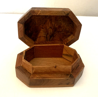 THUYL MASERHOLZ SCHATULLE KLEINE SCHMUCKKÄSTCHEN HANDARBEIT - B 10 x H 7 cm ca - sehr guter Zustand