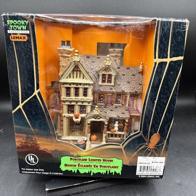 NEW 2004 LEMAX Spooky Town Trick or Treaters Haven Lighted Halloween House 45006