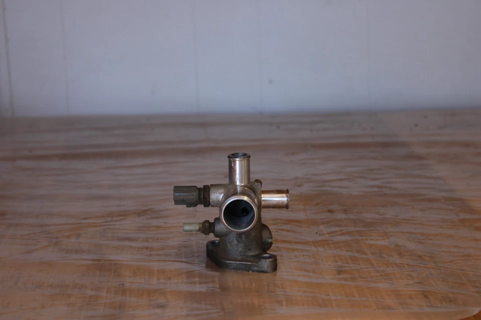 Válvula de control de aire de ralentí Toyota Camry 1997-2001 con carcasa de refrigerante Foto 4 de 4