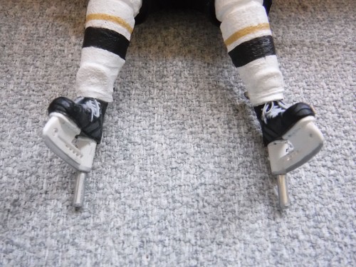 NHL Pittsburgh Penguins SIDNEY CROSBY Figur mit Pucks McFarlane 2007 Serie 16 - Bild 10 von 11