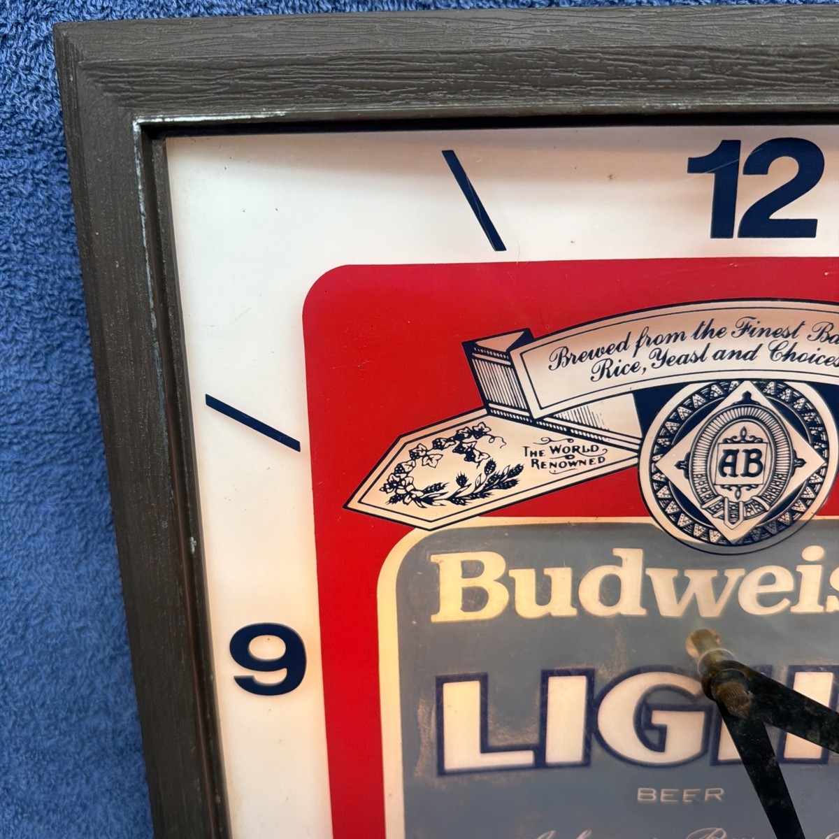 VINTAGE 1982 BUDWEISER “LIGHT” LIGHT UP BEER CLOCK ANHEUSER BUSH