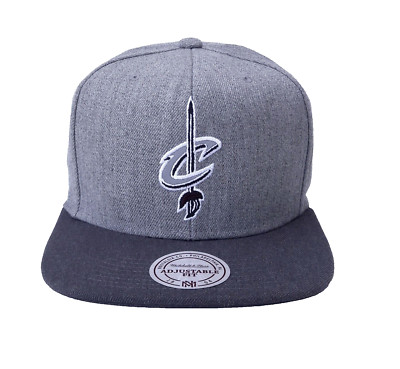 Mitchell & Ness Snapback Basecap Cleveland Cavaliers Reflective Logo NBA grau