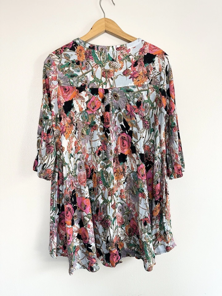 Blusa túnica Jodifl talla S boho estampado floral crepé ojo de cerradura cuello mangas 3/4 usada en excelente estado Foto 2 de 4