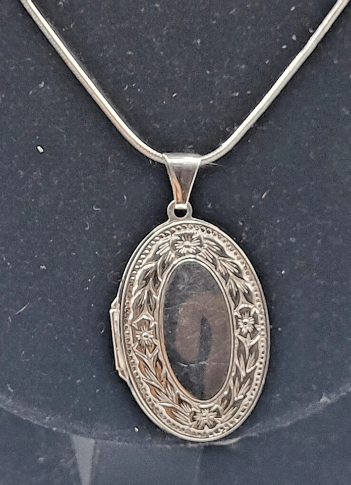 Sterling Silver Locket Signed 925 Italy 29in 1.75in pendant - Image 3 of 4