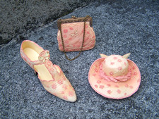 Minature Peach Shoe, Hat and Handbag ornament set. Just the right shoe style.