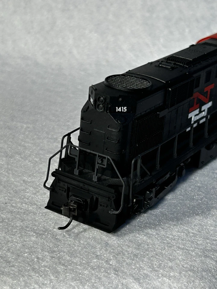 Beautiful Atlas Alco RS-11 New Haven RR Loco HO - Image 3 of 4