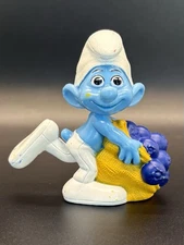 (B) 2011 McDonalds Greedy Smurf Figure The Smurfs Movie Happy Meal Toy