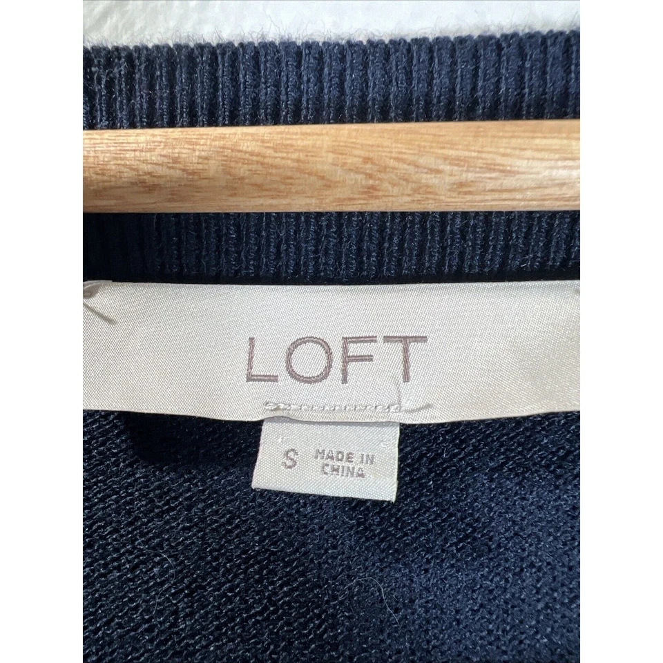 Suéter feminino LOFT Ann Taylor tamanho pequeno manga de renda azul marinho manga longa gola redonda - Imagem 2 de 4