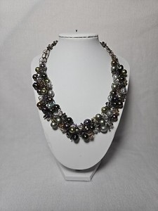 Stunning Short Pearl Beaded And Glass Neacklace.